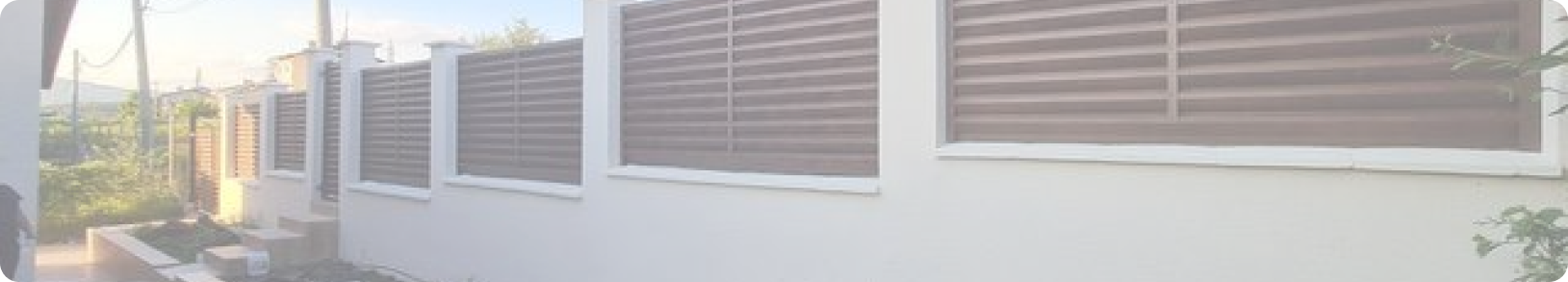 Декоративен векторен елемент състоящ се от бяла оградка с кафяви ламели