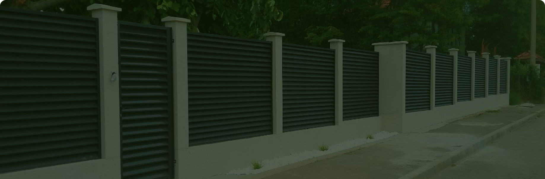 Ограда с декоративни елементи и зеленина